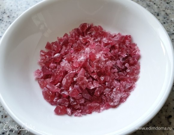 Измельчите леденцовую карамель с помощью ножа либо в блендере или кофемолке. Вы можете использовать карамель любого цвета или разноцветную карамель.