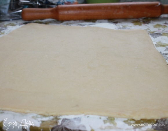 Разделить тесто на две части. Раскатать два пласта. Поместить пласты на противни на пергамент, смоченный водой, накрыть пленкой и убрать на час в холодильник. Включить и разогреть духовой шкаф. Через час наколоть тесто вилкой и выпечь пласты по очереди при температуре 200°C примерно 30 минут до румяной корочки. Нужно принимать во внимание особенности духовки.