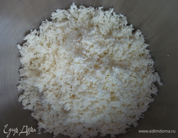 Творог перетереть через сито или измельчить блендером.