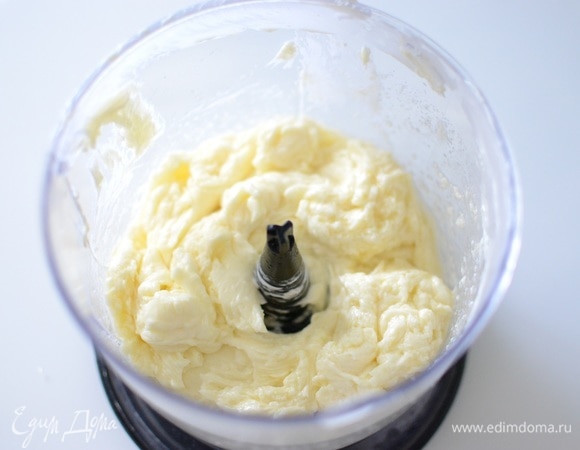 Подготовить продукты для теста. Размягченное масло смешиваем с сахаром и взбиваем с помощью миксера до образования мягкой и пышной массы, добавляем яйцо, взбиваем. Вводим жидкий мед и снова взбиваем.
