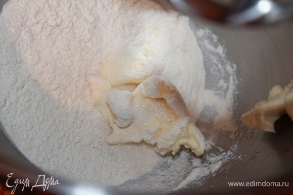 Кракелин — хрустящее песочное тесто. За час до замешивания теста вынуть сливочное масло из холодильника и нарезать кусочками. Поместить в чашу машины масло, просеянную муку и сахарный песок, соль, ванилин.