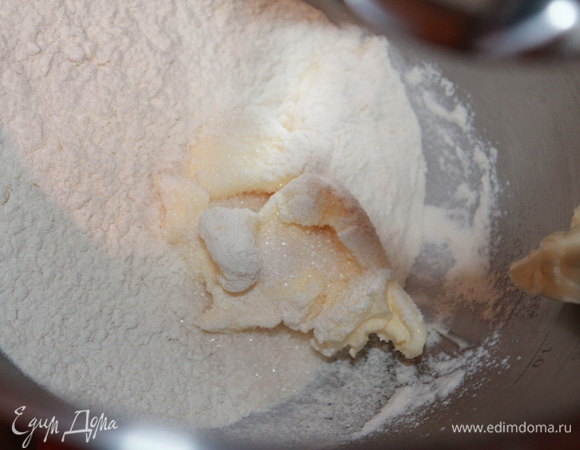 Кракелин — хрустящее песочное тесто. За час до замешивания теста вынуть сливочное масло из холодильника и нарезать кусочками. Поместить в чашу машины масло, просеянную муку и сахарный песок, соль, ванилин.