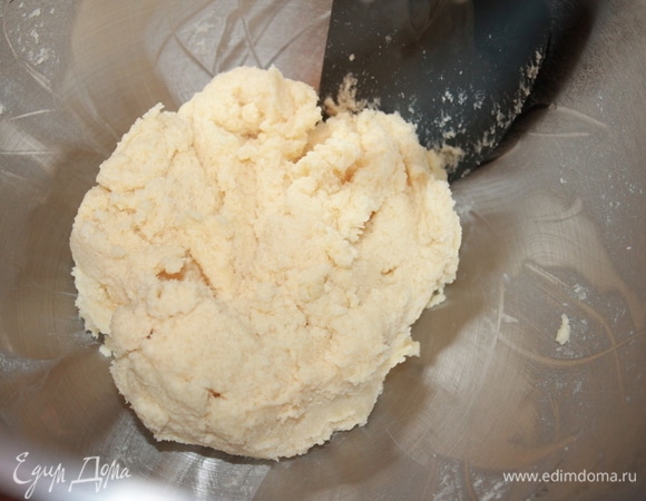 Замесить тесто К-образной насадкой до однородного состояния на небольшой скорости. Выложить тесто на силиконовый коврик, накрыть пленкой и остудить в холодильнике. Через несколько минут раскатать тесто между ковриком и пленкой до толщины 2–3 мм и убрать в холодильник минимум на час.