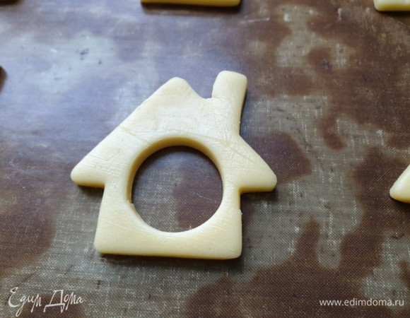 Противень для выпеканиия застелите пергаментом или силиконовым ковриком. Выложите домики из теста на противень.