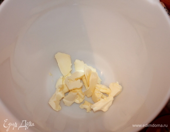 Клюквенный курд. Масло нарезать кубиками и нагреть до комнатной температуры. Желатин замочить в холодной воде.