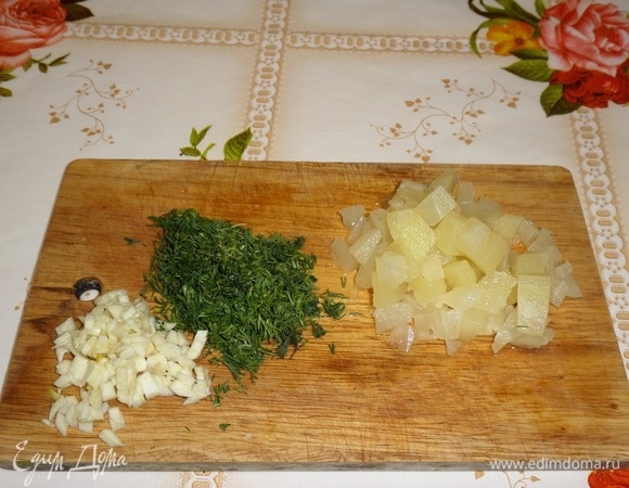 Подготавливаем продукты. Мелким кубиком нарезаем сыр и консервированный ананас. Мелко нарезаем чеснок и зелень.
