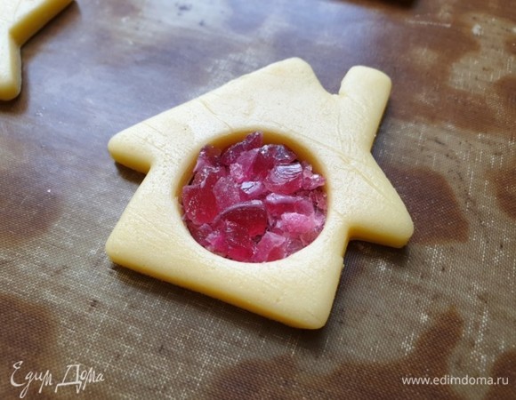 В кружок домика выложите карамель, заполнив кружок примерно на 90%. Не выкладывайте слишком много карамели, она не должна выходить за границу круга.