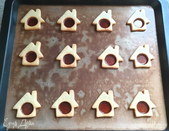 Готовое печенье извлеките из духовки и остудите в течение 5 минут.