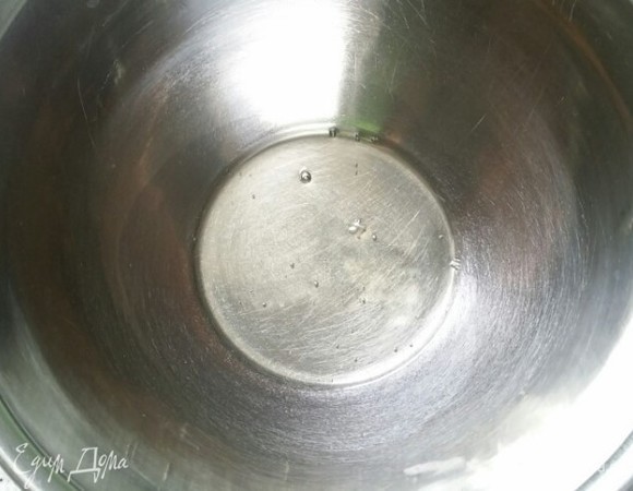 Теперь приготовьте глазурь. Поместите в миску яичный белок.