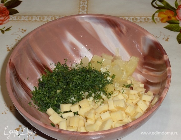 Выкладываем в чашку сыр, ананас, чеснок и зелень.