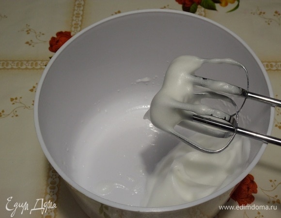 Охлажденный яичный белок взбиваем, добавив щепотку соли.