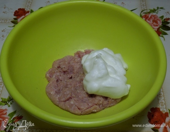 Для приготовления рулета я использовала фарш из свинины и кролика (50/50). В чашку выкладываем мясной фарш. Добавляем взбитый белок.