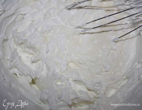 Аккуратно взбить полученную смесь со взбитыми сливками.