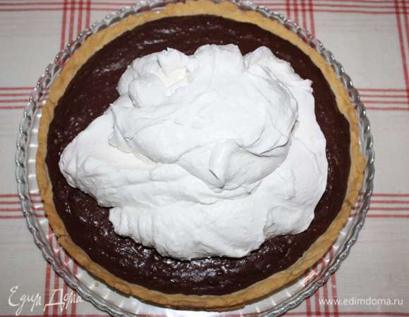 Выложить крем поверх шоколадной начинки.