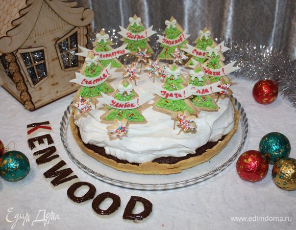 Тарт украсить песочными елочками и звездочками.