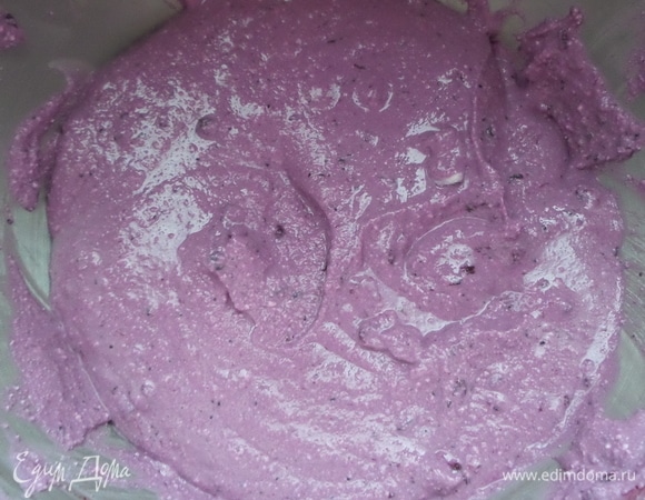 В творожную массу добавляем чернику (использовала чернику в собственном соку), белок, перемешиваем.