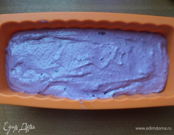 Выкладываем творожно-черничную массу в форму для запекания и ставим готовиться в предварительно разогретую духовку при температуре 180°C. Выпекаем до готовности.