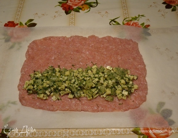 Выкладываем приготовленную ананасово-сырную начинку.