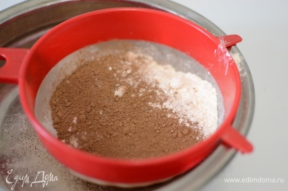 В отдельной посуде смешиваем сухие ингредиенты: имбирь, корицу, какао-порошок, пищевую соду и 100 г просеянной муки.