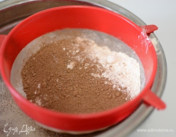 В отдельной посуде смешиваем сухие ингредиенты: имбирь, корицу, какао-порошок, пищевую соду и 100 г просеянной муки.
