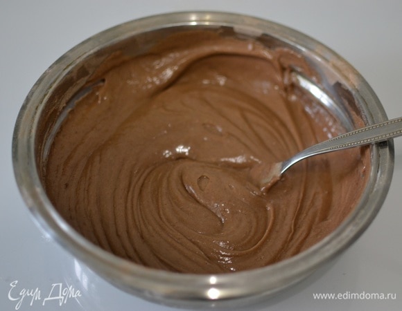 Порциями подсыпаем сухую массу к масляной. Перемешивая, постепенно добавляем муку, замешиваем тесто. Дозировку муки регулируем при замесе: ее может потребоваться чуть больше или меньше, чем указано в рецепте.