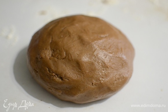 Тесто должно получиться не липнущим к рукам, мягким. Скатываем его в шар и отправляем в холодильник на 1–2 часа, после охлаждения тесто станет более эластичным.