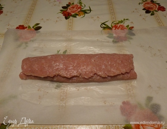 Точно так же с другого края приподнимаем пергамент, формируем рулет.