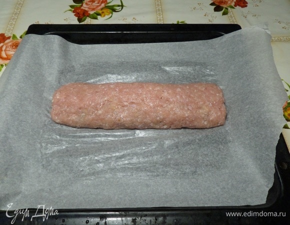 Переносим пергамент с рулетом на противень.