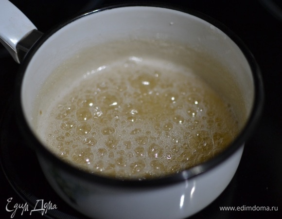 Склеивать части дома будем с помощью карамели. Для ее приготовления сахар смешиваем с водой. Помешивая, доводим до кипения на среднем огне. Продолжая помешивать, варим сладкую смесь до получения золотистого цвета.