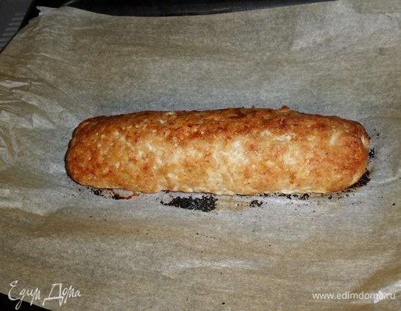 Запекаем 45–55 минут при 160–180°C. За 5–7 минут до окончания запекания пергамент разворачиваем, чтобы подрумянить рулет.