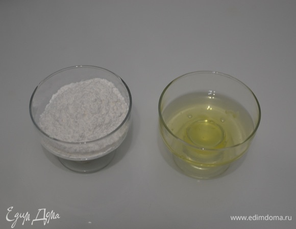 Для глазури яичный белок взбить с сахарной пудрой в крутую массу. Глазурь готова. 