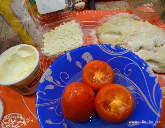 Тесто сдобное дрожжевое. Как его готовить, я уже много раз рассказывала. Если совсем вы не дружите с тестом, просто купите готовое — это сэкономит ваше время, а пирог не станет менее вкусным. Приготовьте все ингредиенты.