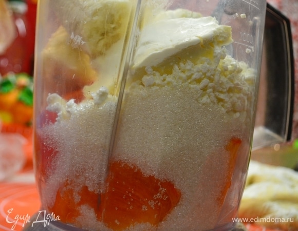 Все ингредиенты, кроме 2-х шт. хурмы и теста, взбить в блендере.