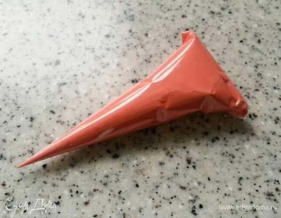 Готовую массу поместите в кондитерский мешок или корнетик.