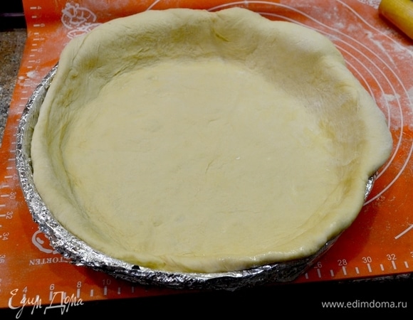 Тесто раскатать и распределить по форме.