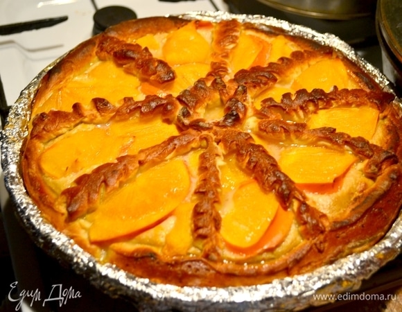 Ставим пирог в духовку при 200°C на 15 минут, затем убавляем температуру до 180°C и запекаем 45 минут.