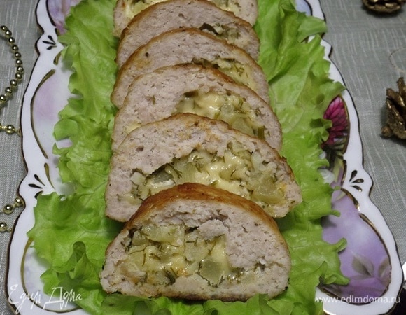 Нарезаем и подаем рулет.