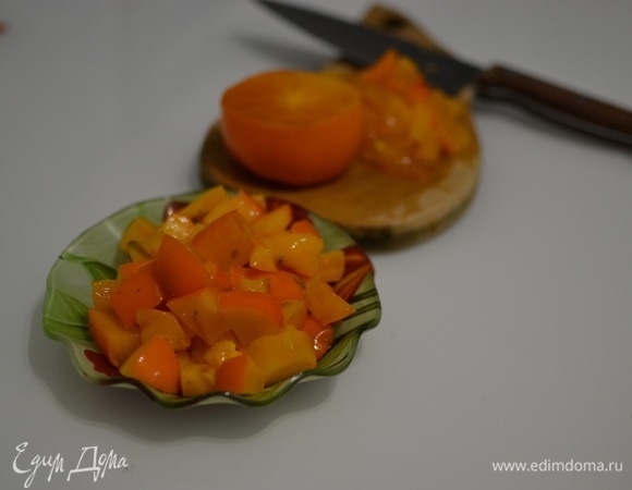 Почистить и нарезать кубиками хурму.