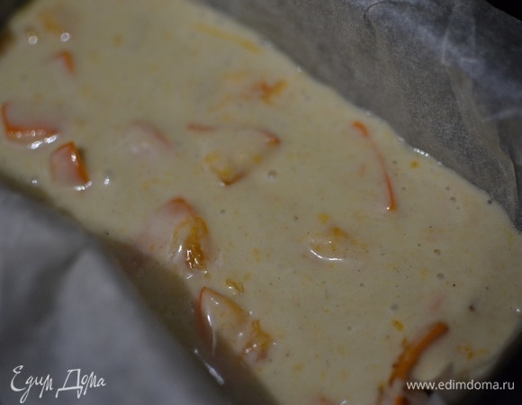 Застелить бумагой для выпечки форму. Вылить получившееся тесто в форму. Выпекать в разогретой до 170°C духовке примерно 45 минут. Ориентируйтесь по своей духовке.