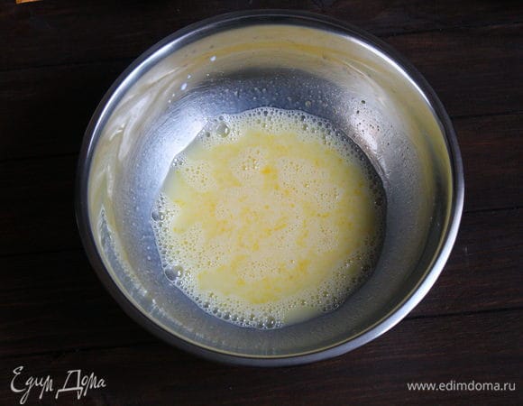 Соедините в емкости молоко, сахар, растительное масло, соль и яйца. Перемешайте венчиком, чтобы ингредиенты совместились. Можно соединить в блендере.