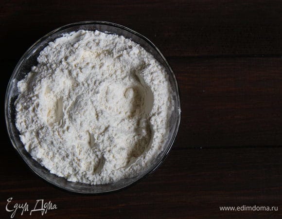 Соедините два вида муки и разрыхлитель. Перемешайте.