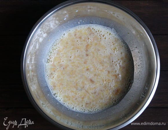 Соедините смесь молока, яиц, сахара, соли, растительного масла с банановым пюре. Перемешайте до однородности.