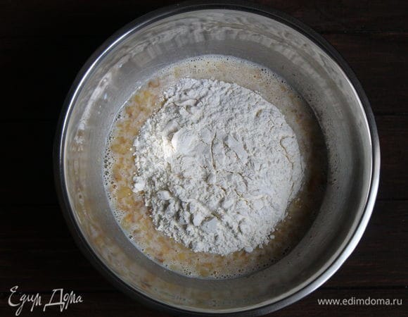 К полученной смеси добавьте два вида муки и разрыхлитель. Перемешайте.