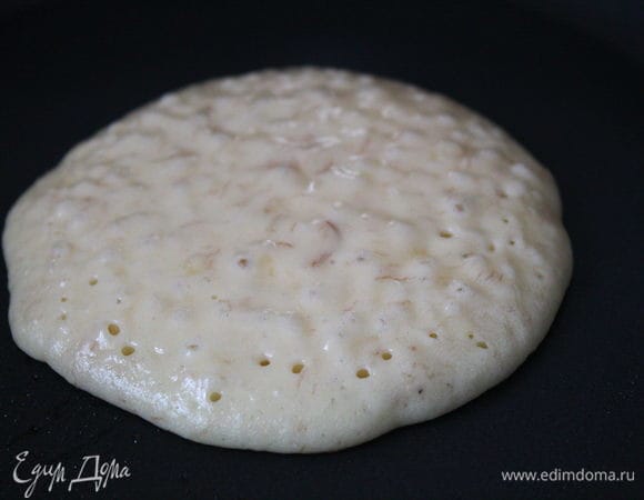 Как только на поверхности появятся пузырьки, переворачиваем на другую сторону панкейки.