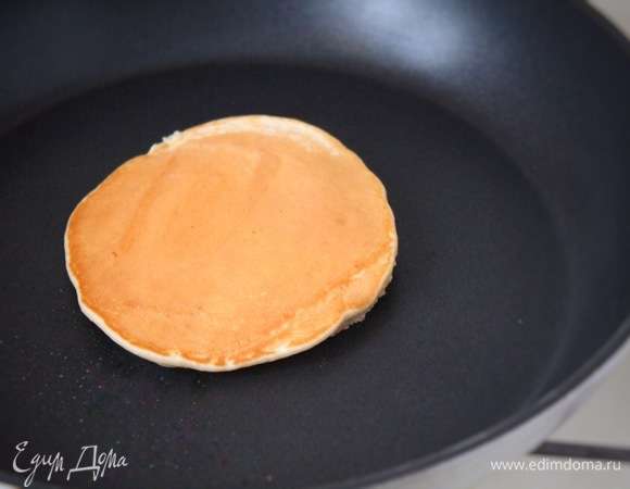 Из данного количества теста получилось 14 панкейков диаметром 10 см. Они очень вкусные и пористые.