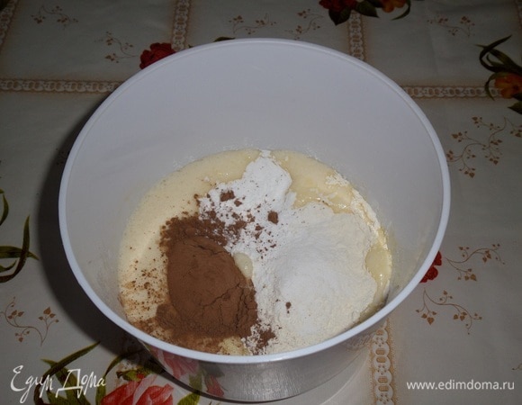 Добавляем просеянную муку, крахмал, разрыхлитель теста и какао-порошок.