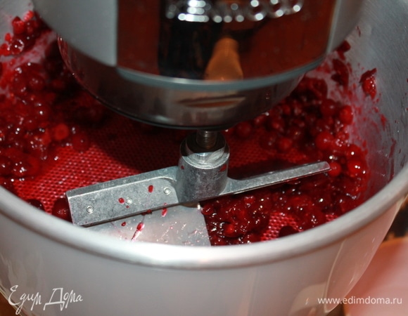 Клюкву перебрать, помыть, разморозить. Поместить клюкву в насадку комбайна протирочное сито и перетереть в пюре.