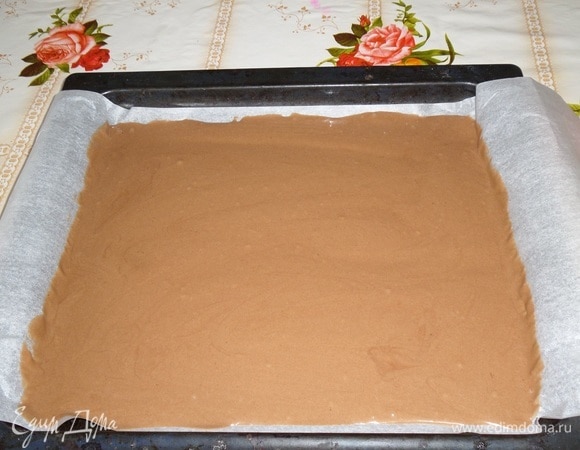 Выкладываем тесто на противень, застеленный пергаментом. Равномерно распределяем. Ставим противень в разогретую духовку.