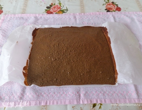 Пергамент с испеченной основой кладем на полотенце.