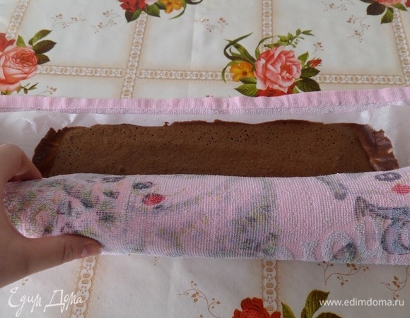 Сворачиваем рулет и оставляем на 30 минут.